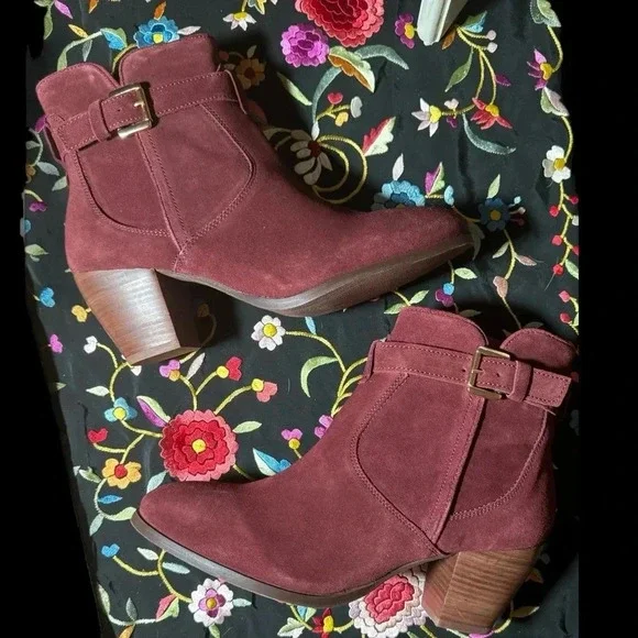 New Stitch Fix Sleek Bootie Burgundy Suede Leather Gold Buckle Heeled Boots - Picture 3 of 9